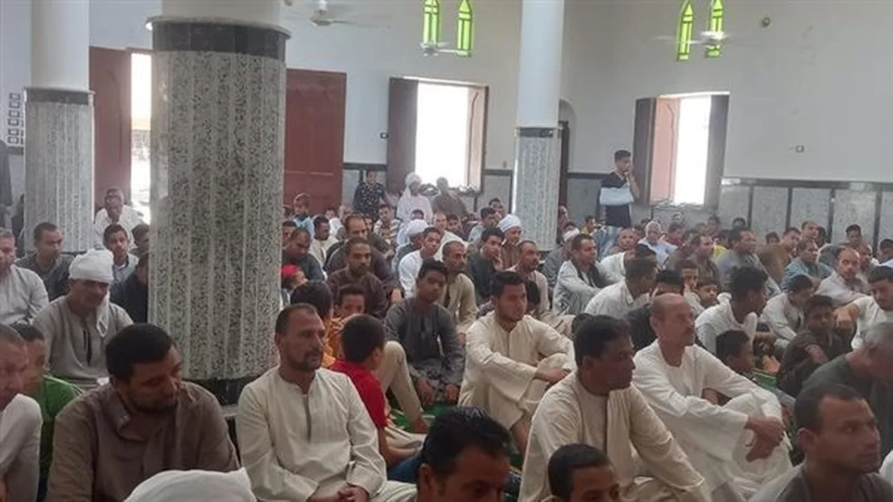 انهيار مفاجئ.. خطيب جامع يبكي بعد تعنيف المصلين في 5 دقائق